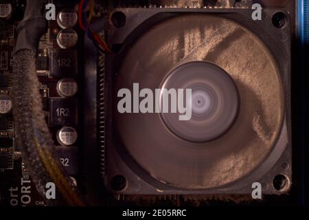 Staub auf dem pc-Kühlerprozessor Stockfoto