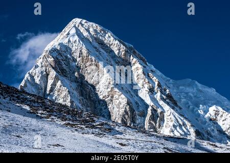 KALA PATTHAR, NEPAL - CA. OKTOBER 2013: Ansicht von Pumori von Kala Patthar ca. Oktober 2013 in Kala Patthar. Stockfoto