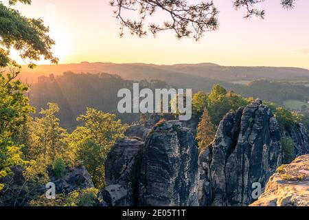 Ein schöner Sonnenaufgang an der berühmten Bastei bei Rathen, Sächsische Schweiz in Deutschland. Stockfoto