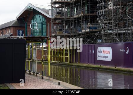 Banbury, Oxfordshire, England. Erneuerung und Ausbau des Einkaufszentrums Castle Quay, um zusätzliche Geschäfte und Restaurants zu bieten Stockfoto