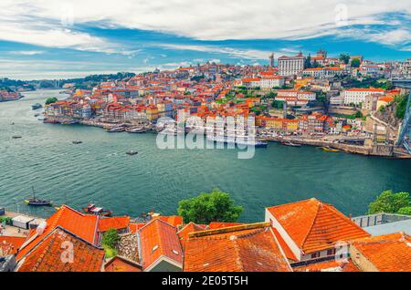 Luftpanorama von Porto Porto Porto Porto Altstadt mit Ribeira Bezirk Bunte Gebäude Häuser am Ufer des Douro Flusses Mit Angeln Stockfoto