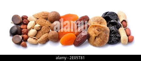 Mischung aus getrockneten Früchten und Nüssen isoliert auf weißem Hintergrund. Stockfoto