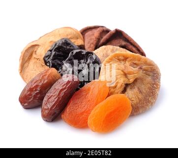 Mischung aus getrockneten Früchten isoliert auf weißen Hintergründen..Haufenfalter getrockneter Pflaumen, Äpfel, Aprikosen, Feigen, Datteln. Stockfoto