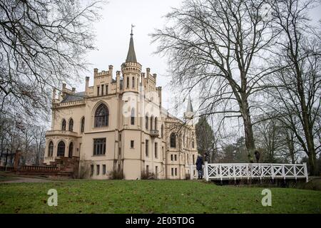 Leer, Deutschland. Dezember 2020. Zwei Kinderwagen laufen bei düsterem Wetter am Schloss Evenburg vorbei. Quelle: Sina Schuldt/dpa/Alamy Live News Stockfoto