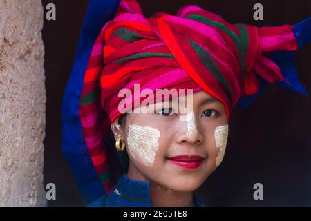 Junge Pa O Dame mit buntem Kopftuch & Thanaka auf dem Gesicht im Shwe Indein Pagoda Komplex, Shan Staat, Inle See, Myanmar (Burma), Asien im Februar Stockfoto