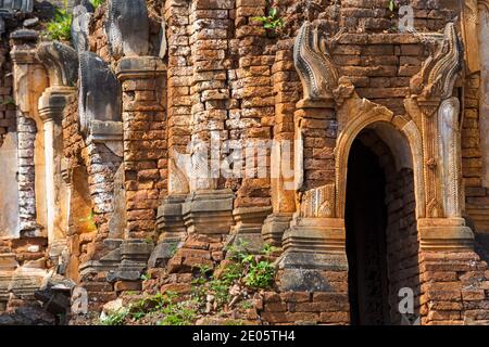 Stupas im Shwe Indein Pagode Complex, Shan State, Inle Lake, Myanmar (Burma), Asien im Februar Stockfoto