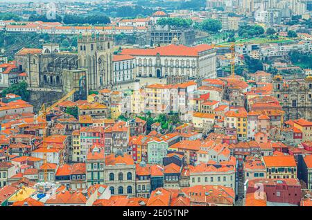 Luftaufnahme von Porto Oporto historischen Zentrum mit rotem Ziegeldach typischen Gebäuden Häuser, Porto Kathedrale oder SE do Porto und Vila Nova de Gaia Stockfoto