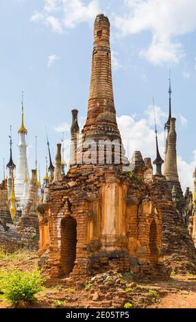 Stupas im Shwe Indein Pagode Complex, Shan State, Inle Lake, Myanmar (Burma), Asien im Februar Stockfoto