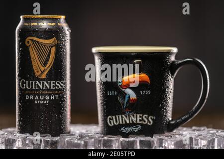 Guinness ist ein dunkler irischer Trockenstout, der 1759 in der Brauerei von Arthur Guinness am St. Jamess Gate Dublin Ireland entstand. Großbritannien, Bedford, Dezember Stockfoto