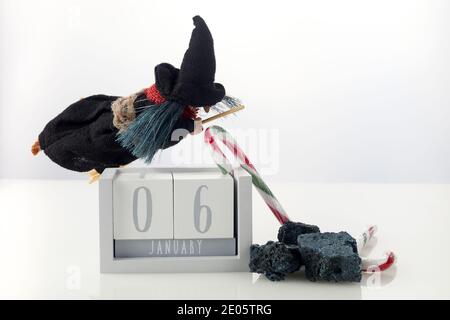 Die Befana mit süßer Kohle und Süßigkeiten. Italienische Dreikönigstag Tradition. Stockfoto