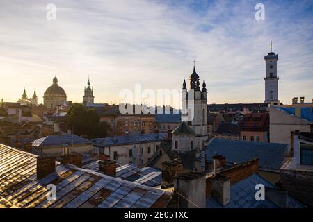 Lviv, Ukraine - 17. April 2020: Blick auf die armenische Kathedrale der Himmelfahrt Mariens von Drohne Stockfoto