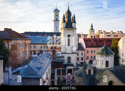 Lviv, Ukraine - 17. April 2020: Blick auf die armenische Kathedrale der Himmelfahrt Mariens von Drohne Stockfoto