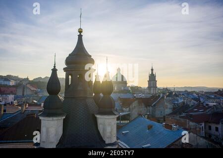 Lviv, Ukraine - 17. April 2020: Blick auf die armenische Kathedrale der Himmelfahrt Mariens von Drohne Stockfoto