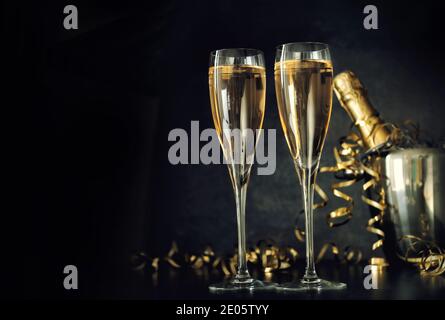 Champagner mit zwei Gläsern, goldene Serpentinenverzierung, Kopierraum Stockfoto