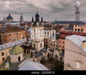 Lviv, Ukraine - 17. April 2020: Blick auf die armenische Kathedrale der Himmelfahrt Mariens von Drohne Stockfoto