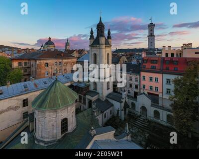 Lviv, Ukraine - 17. April 2020: Blick auf die armenische Kathedrale der Himmelfahrt Mariens von Drohne Stockfoto