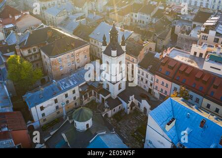 Lviv, Ukraine - 17. April 2020: Blick auf die armenische Kathedrale der Himmelfahrt Mariens von Drohne Stockfoto