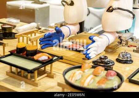 Sushi-Maker-Roboter servieren Lebensmittel in zukünftigen genialen Restaurants. Stockfoto