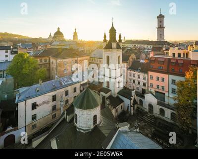 Lviv, Ukraine - 17. April 2020: Blick auf die armenische Kathedrale der Himmelfahrt Mariens von Drohne Stockfoto