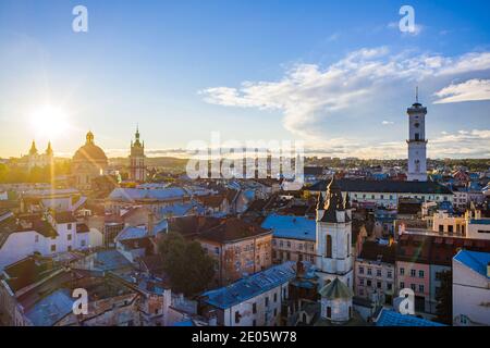 Lviv, Ukraine - 17. April 2020: Blick auf die armenische Kathedrale der Himmelfahrt Mariens von Drohne Stockfoto