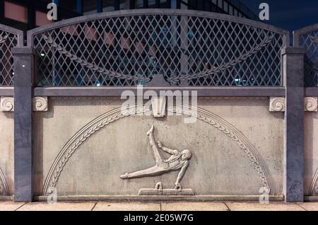 tokio, japan - november 02 2020: Nahaufnahme eines Steinreliefs, auf dem ein Athlet auf der Olympischen Brücke von Harajuku namens Gorin das Paukenpferd übt Stockfoto