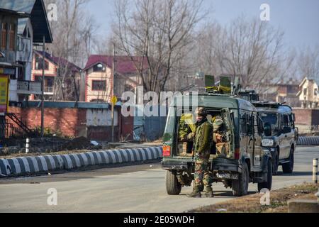 Ein Soldat der indischen Armee nimmt Position in der Nähe der Waffe Schlachtfeld am Stadtrand von Srinagar. Drei Militante wurden in einer nächtlichen Waffenschlacht mit Regierungstruppen in Lawaypora Gebiet von Srinagar getötet. Die getöteten Militanten planten einen großen Streik auf der Autobahn Srinagar-Muzaffarabad, sagte ein Beamter. Stockfoto