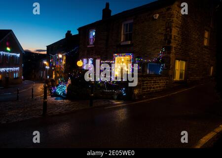 Dobcross Platz im Dorf Dobcross über die Weihnachtsfeiertage, Dobcross, Saddleworth, Greater Manchester, England, Großbritannien. Stockfoto