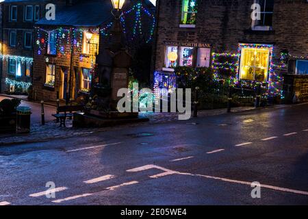 Dobcross Platz im Dorf Dobcross über die Weihnachtsfeiertage, Dobcross, Saddleworth, Greater Manchester, England, Großbritannien. Stockfoto