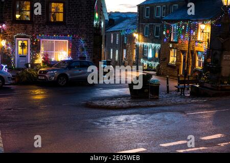 Dobcross Platz im Dorf Dobcross über die Weihnachtsfeiertage, Dobcross, Saddleworth, Greater Manchester, England, Großbritannien. Stockfoto