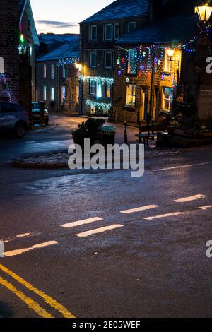 Dobcross Platz im Dorf Dobcross über die Weihnachtsfeiertage, Dobcross, Saddleworth, Greater Manchester, England, Großbritannien. Stockfoto