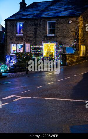 Dobcross Platz im Dorf Dobcross über die Weihnachtsfeiertage, Dobcross, Saddleworth, Greater Manchester, England, Großbritannien. Stockfoto