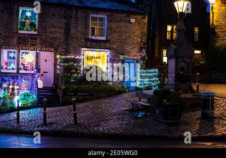 Dobcross Platz im Dorf Dobcross über die Weihnachtsfeiertage, Dobcross, Saddleworth, Greater Manchester, England, Großbritannien. Stockfoto