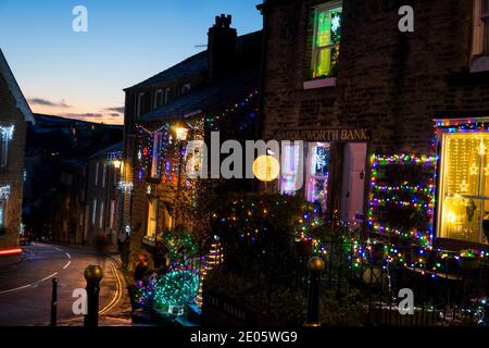 Dobcross Platz im Dorf Dobcross über die Weihnachtsfeiertage, Dobcross, Saddleworth, Greater Manchester, England, Großbritannien. Stockfoto