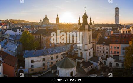 Lviv, Ukraine - 17. April 2020: Blick auf die armenische Kathedrale der Himmelfahrt Mariens von Drohne Stockfoto