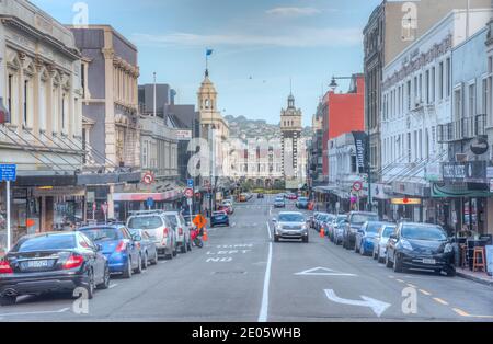DUNEDIN, NEUSEELAND, 24. JANUAR 2020: Straße zum Bahnhof in Dunedin, Neuseeland Stockfoto