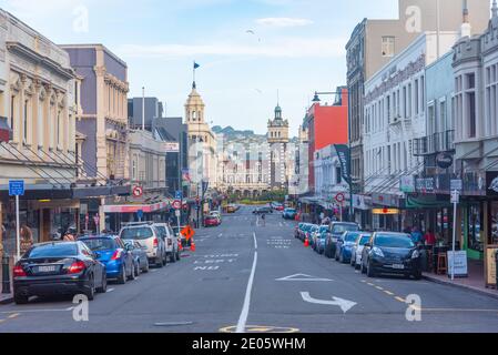 DUNEDIN, NEUSEELAND, 24. JANUAR 2020: Straße zum Bahnhof in Dunedin, Neuseeland Stockfoto