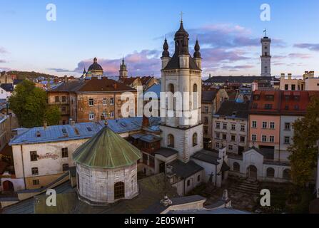 Lviv, Ukraine - 17. April 2020: Blick auf die armenische Kathedrale der Himmelfahrt Mariens von Drohne Stockfoto