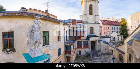 Lviv, Ukraine - 17. April 2020: Blick auf die armenische Kathedrale der Himmelfahrt Mariens von Drohne Stockfoto