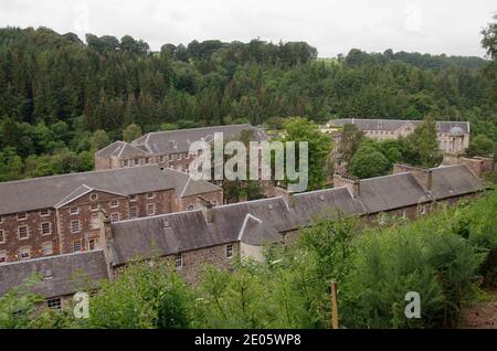 New Lanark, Neubau, Institut im Vordergrund Stockfoto