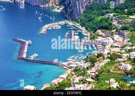 Das Ufer der Insel Capri von der Küste aus gesehen, stellt einen großen Hafen voller Boote und das Land in der rechten, Luftaufnahme, Italien Stockfoto