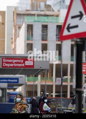 London, Großbritannien. Dezember 2020. Mitglieder der Öffentlichkeit werden vor dem Royal London Hospital in Whitechapel, East London gesehen, da die Zahl der Coronavirus-Fälle aufgrund der neuen Variante, die deutlich übertragbarer als frühere Stämme in London steigen. Kredit: Marcin Nowak/Alamy Live Nachrichten Stockfoto