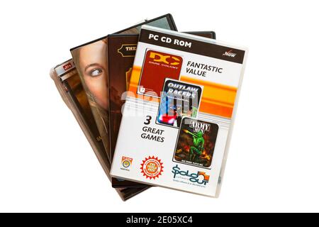 Stapel von Discs mit 3 tollen Spielen Dark Colony, Outlaw Racers & Army Men PC-CD-ROM oben isoliert auf weißem Hintergrund Stockfoto