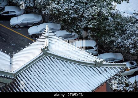 (201230) -- NANJING, 30. Dezember 2020 (Xinhua) -- das Foto vom 30. Dezember 2020 zeigt die Schneeszenerie des Xuanwu Bezirks in Nanjing, der Hauptstadt der ostchinesischen Provinz Jiangsu. (Foto von He Jinghua/Xinhua) Stockfoto