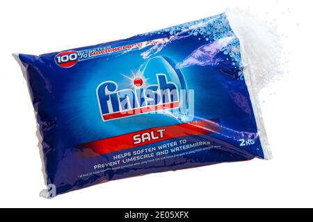 2kg Packung Finish Geschirrspüler Salz geöffnet mit Inhalt verschüttet isoliert auf weißem Hintergrund, hilft, Wasser zu erweichen, um Kalk und Wasserzeichen zu verhindern Stockfoto