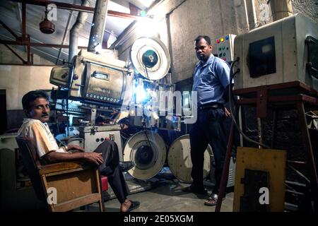 Bilder zeigen: Altes Kino in Sri Lanka.Regal Kino in Negombo, die 90 Jahre alt ist und eines der ältesten in Sri Lanka. Das Kino beschäftigt noch zwei voll Stockfoto