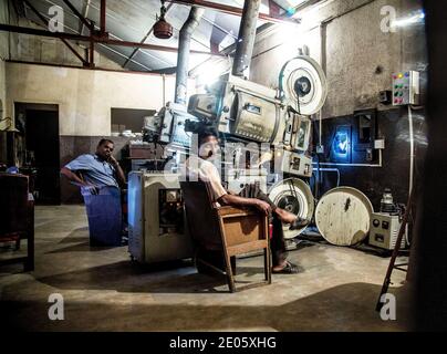 Bilder zeigen: Altes Kino in Sri Lanka.Regal Kino in Negombo, die 90 Jahre alt ist und eines der ältesten in Sri Lanka. Das Kino beschäftigt noch zwei voll Stockfoto