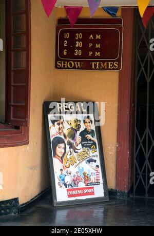 Bilder zeigen: Altes Kino in Sri Lanka.Regal Kino in Negombo, die 90 Jahre alt ist und eines der ältesten in Sri Lanka. Das Kino beschäftigt noch zwei voll Stockfoto