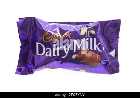 SWINDON, Großbritannien - 29. DEZEMBER 2020: Cadbury Roses Milchschokolade auf weißem Hintergrund. Stockfoto