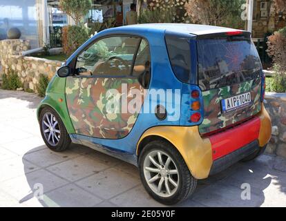 KOS, GRIECHENLAND-MAI 12:Bunte Smart Car auf der Straße geparkt.Mai 12,2019 in Kos, Griechenland Stockfoto