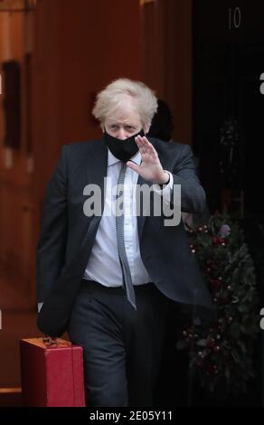 London, Großbritannien. Dezember 2020. Der britische Premierminister Boris Johnson verlässt die Nummer 10 Downing Strett für das Parlament, wo die britischen Abgeordneten am Mittwoch, den 30. Dezember 2020, in London über die Genehmigung des Brexit-Vertrags mit der Europäischen Union abstimmen werden. Foto von Hugo Philpott/UPI Kredit: UPI/Alamy Live Nachrichten Stockfoto